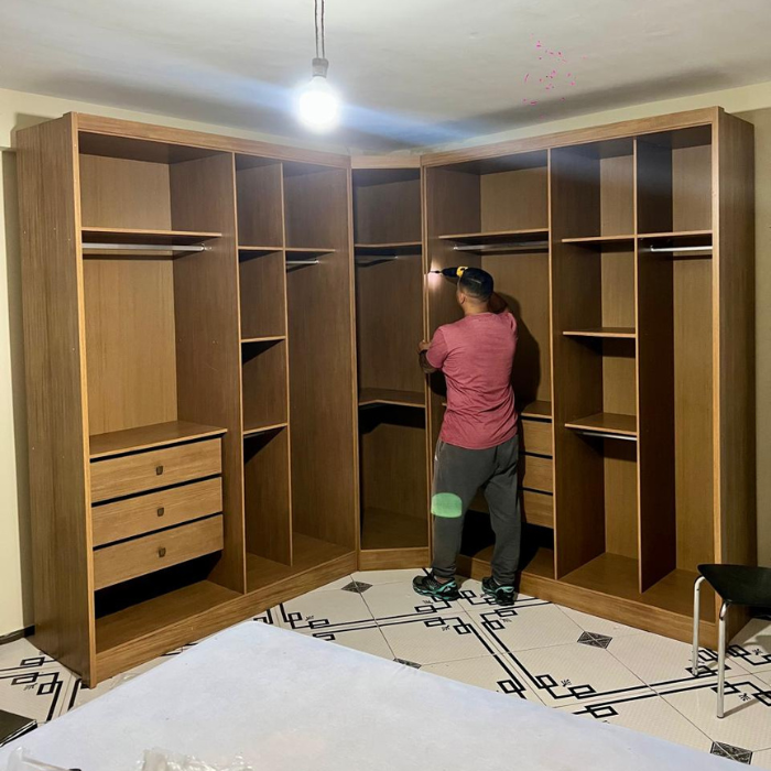 montagem de guarda-roupa em l